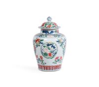 A CHINESE WUCAI SHOULDERED VASE AND COVER, KANGXI (1662-1722)