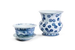 A CHINESE BLUE AND WHITE PLANTER AND MATCHING TRAY, 19TH CENTURY
