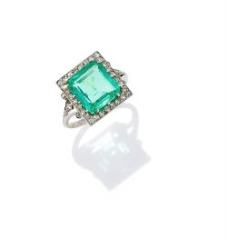 AN EARLY 20TH CENTURY EMERALD AND DIAMOND RING