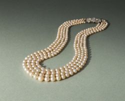 AN EARLY 20TH CENTURY FOUR ROW NATURAL PEARL AND DIAMOND NECKLACE