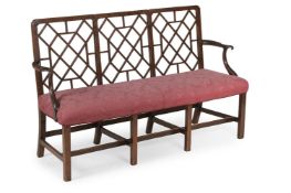 A MAHOGANY AND UPHOLSTERED 'COCKPEN' SETTEE, IN GEORGE III STYLE, 19TH CENTURY