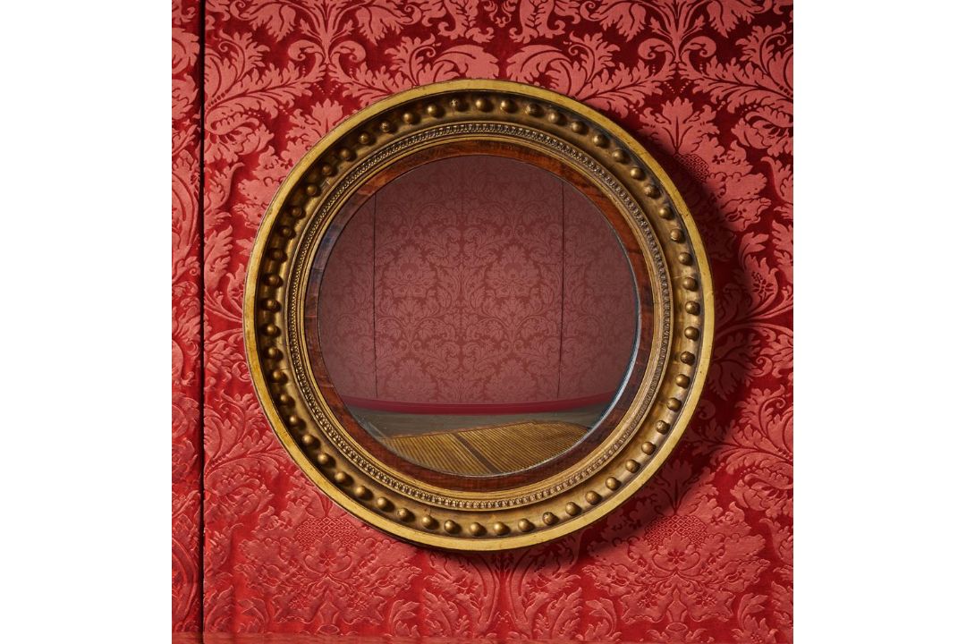 A LARGE GEORGE III GILTWOOD CONVEX MIRROR, CIRCA 1810 - Image 1 of 3