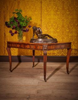 Y A GEORGE III CARVED MAHOGANY AND CROSSBANDED LIBRARY OR CENTRE TABLE, CIRCA 1805