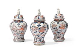 A GARNITURE OF THREE IMARI VASES AND COVERS, 19TH CENTURY