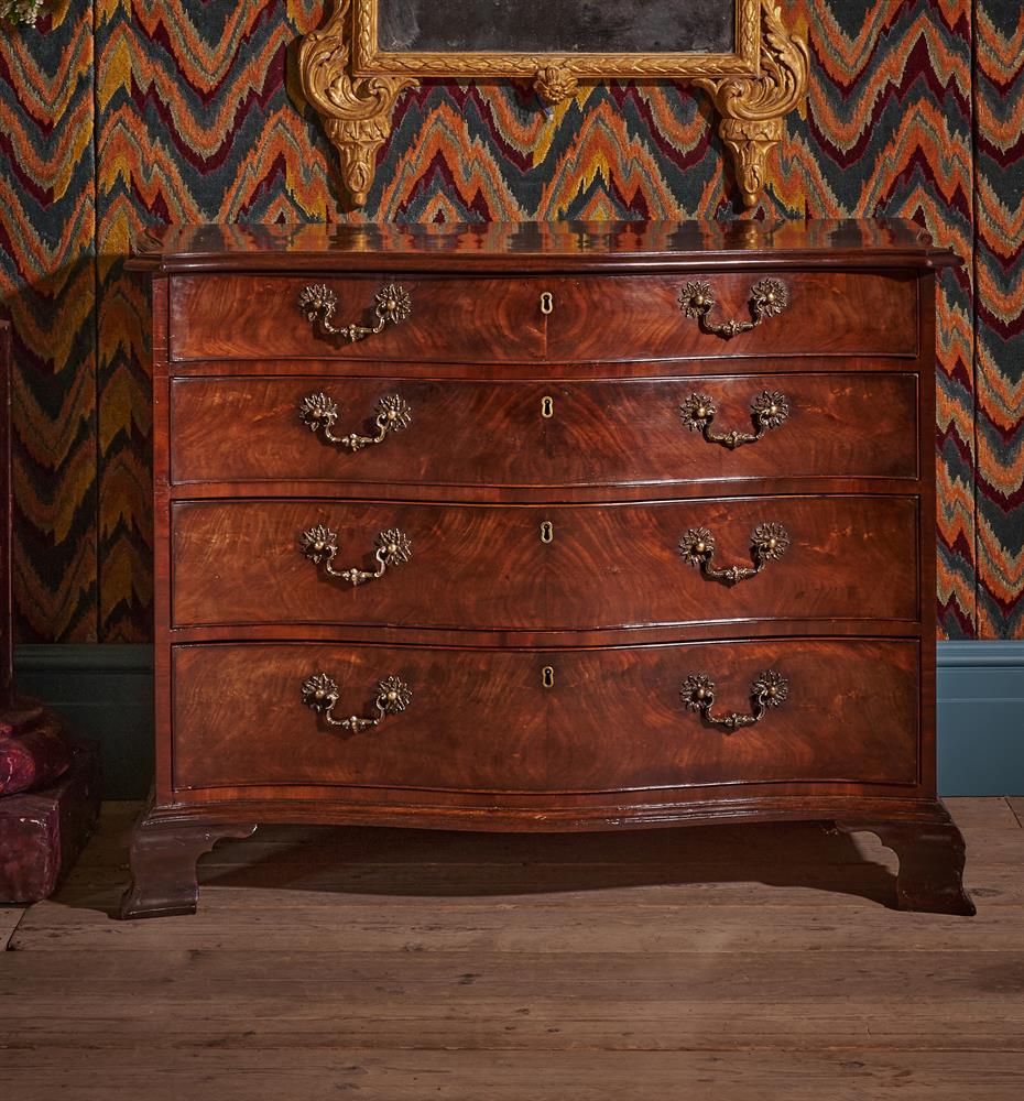 A FINE GEORGE III MAHOGANY SERPENTINE FRONTED COMMODE, CIRCA 1760