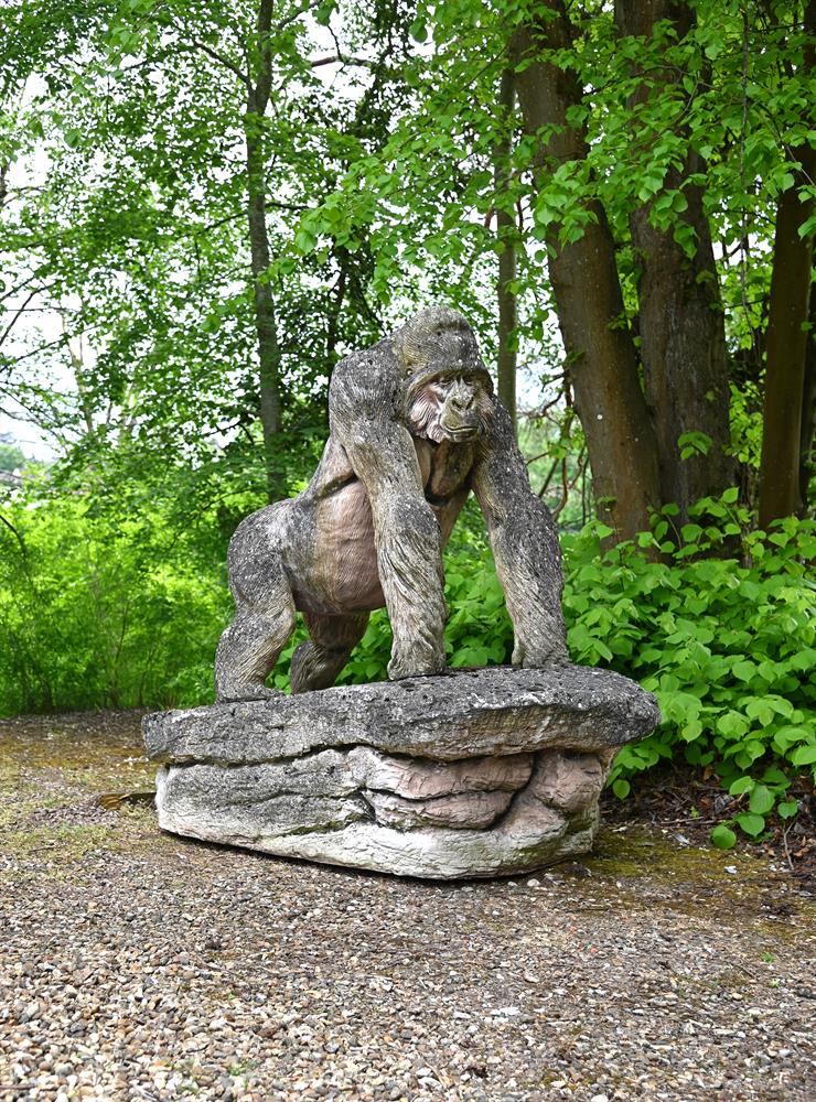 A LIFESIZE COMPOSITION STONE FIGURE OF A MALE GORILLA, LATE 20TH CENTURY