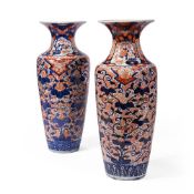 A LARGE PAIR OF JAPANESE IMARI VASES, 19TH CENTURY