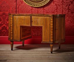 Y AN UNUSUAL ROSEWOOD AND SATINWOOD DESK, POSSIBLY BY AN ÉMIGRÉ MAKER, LATE 18TH OR EARLY 19TH CENTU