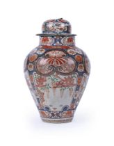 A LARGE JAPANESE IMARI VASE AND COVER, EDO PERIOD, 18TH CENTURY