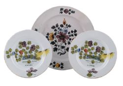 AN ENGLISH DELFT CHARGER OF SO-CALLED 'FAZACKERLEY' TYPE, CIRCA 1760, TOGETHER WITH A PAIR OF PLATES