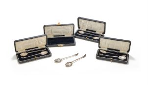 A SET OF EIGHT SILVER HOUND PUPPY WALKING SPOONSADIE BROTHERS LTD., BIRMINGHAM 1930With fox terminal