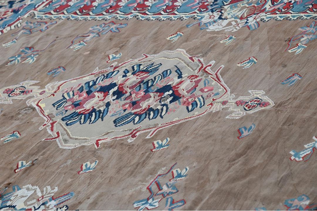 AN AUBUSSON STYLE CARPET, IN 18TH CENTURY STYLE, 20TH CENTURY - Image 4 of 4