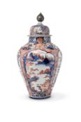 A LARGE JAPANESE ARITA VASE AND COVER, EDO PERIOD, LATE 17TH CENTURY