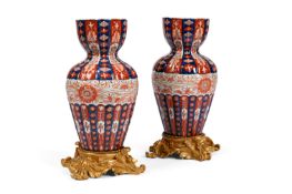 A PAIR OF JAPANESE IMARI AND GILT METAL VASES, MEIJI PERIOD, LATE 19TH CENTURY