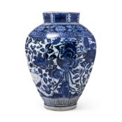 A JAPANESE BLUE AND WHITE OCTAGONAL ARITA VASE, EDO PERIOD, LATE 17TH CENTURY