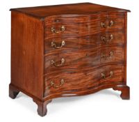 A GEORGE III MAHOGANY AND CROSSBANDED SERPENTINE FRONTED CHEST OF DRAWERS, CIRCA 1770