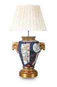A LARGE ORMOLU MOUNTED CHINESE PORCELAIN VASE TABLE LIGHT, POSSIBLY EARLY 19TH CENTURY