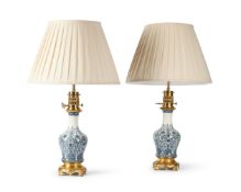 A PAIR OF FRENCH GILT METAL MOUNTED BLUE AND WHITE PORCELAIN VASE TABLE LIGHTS, LATE 19TH CENTURY