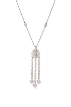 A DIAMOND PENDANT NECKLACE