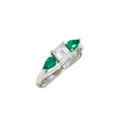 A DIAMOND AND EMERALD THREE STONE RING