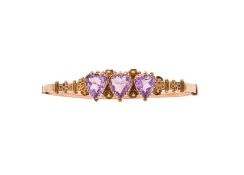 A LATE VICTORIAN 9 CARAT GOLD AMETHYST HINGED BANGLE
