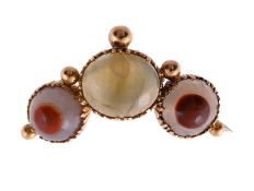 AN EARLY 19TH CENTURY CAT'S EYE CHRYSOBERYL AND AGATE BROOCH