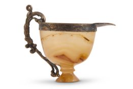 A SMALL AGATE CUP, EUROPE, POSSIBLY 17TH CENTURY