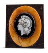 A GRAND TOUR STYLE MARBLE CAMEO PAPERWEIGHT, EARLY 20TH CENTURY