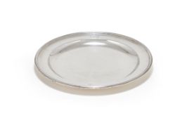 A GEORGE III SILVER CIRCULAR PLATE, ROBERT SHARP, LONDON 1796