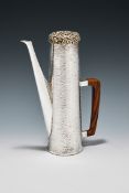 Y STUART DEVLIN, A SILVER GILT TAPERING COFFEE POT, LONDON 1979