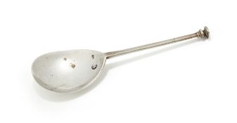 AN ELIZABETH I SILVER SEAL TOP SPOON, CHRISTOPHER HUNTON, YORK 1569