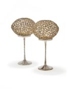 STUART DEVLIN, A PAIR OF SILVER CANDLESTICKS, LONDON 1975