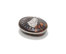 Y AN EARLY 18TH CENTURY ENGLISH PRESSED TORTOISESHELL SNUFF BOX, UNMARKED, CIRCA 1700-1720