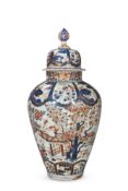 A LARGE JAPANESE ARITA VASE AND COVER, EDO PERIOD