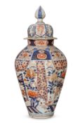 A LARGE JAPANESE ARITA OCTAGONAL VASE AND COVER, EDO PERIOD