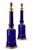 A PAIR OF BRASS MOUNTED DEEP BLUE GLASS TABLE LAMPS, MODERN