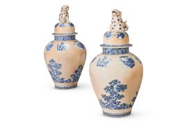 ‡ A PAIR OF JAPANESE ARITA PORCELAIN VASES AND COVERS, EDO PERIOD