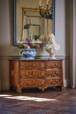 Y A RÉGENCE WALNUT, TULIPWOOD AND ORMOLU MOUNTED SERPENTINE COMMODE, CIRCA 1720