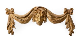 A CARVED GILTWOOD WALL MOUNT DISPLAY OF A LION HEAD AND SWAGS, LATE 18TH OR EARLY 19TH CENTURY