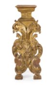 A NORTH ITALIAN CARVED GILTWOOD SCULPTURE STAND OR PORTABUSTO, LATE 17TH OR 18TH CENTURY