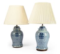 A LARGE PAIR OF CHINESE PORCELAIN TABLE LIGHTS, 19TH CENTURY