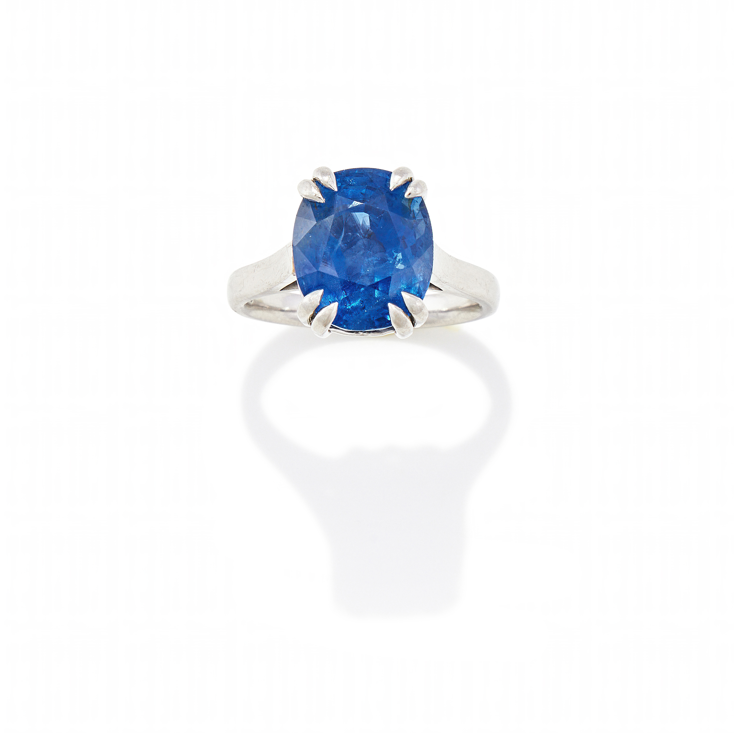A SRI LANKAN SAPPHIRE SINGLE STONE RING