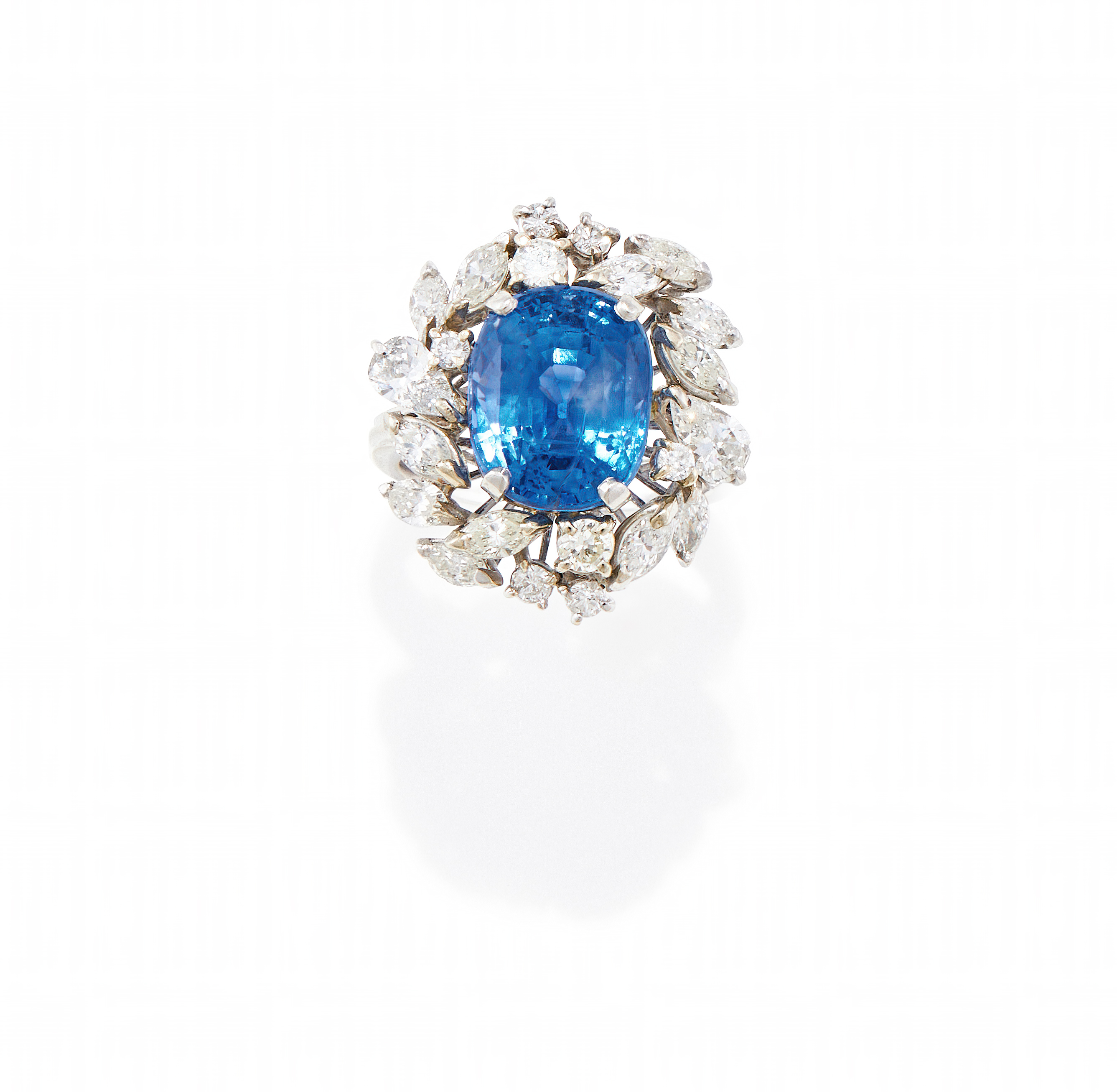A SRI LANKAN SAPPHIRE AND DIAMOND CLUSTER RING