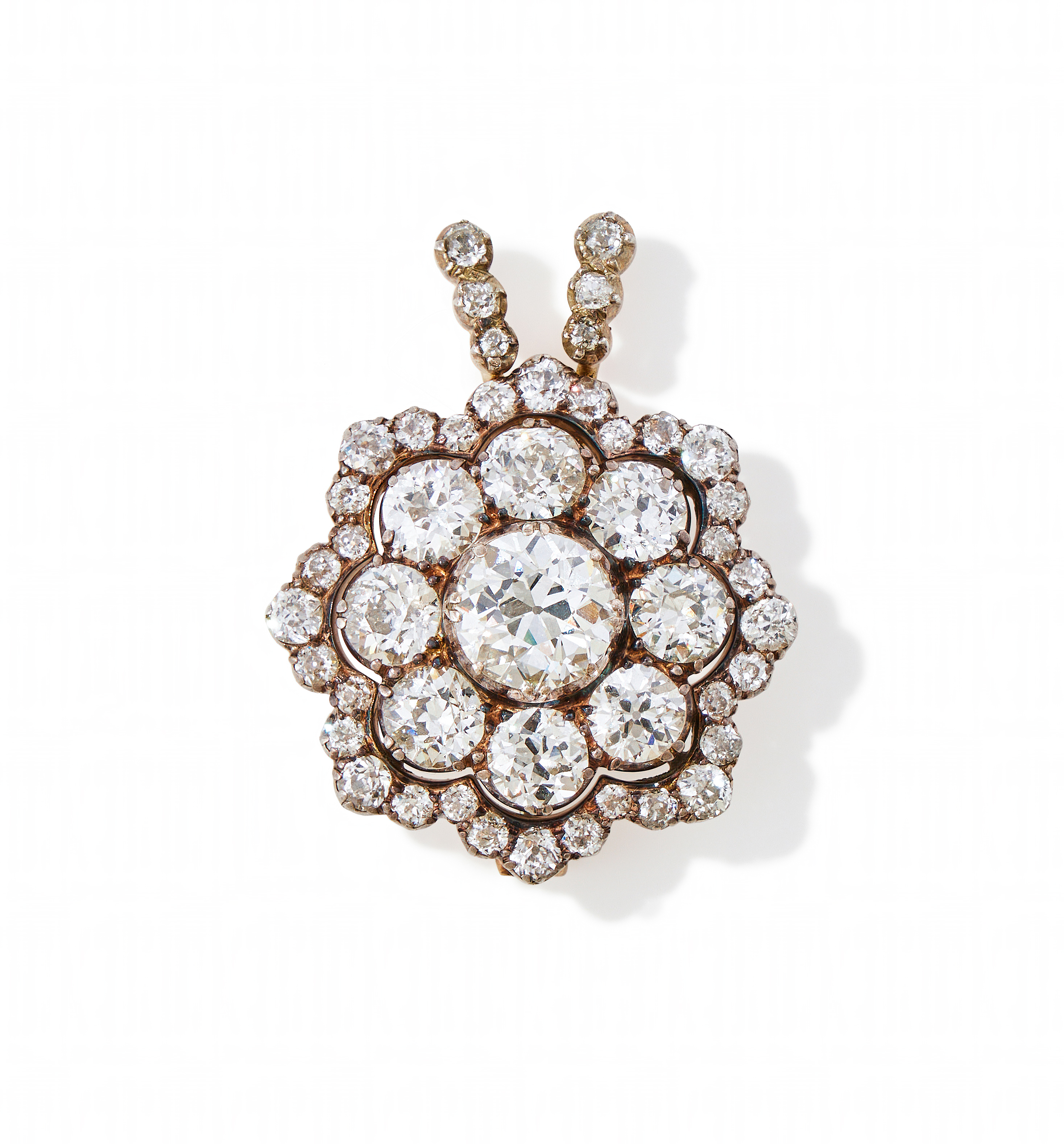 A LATE VICTORIAN DIAMOND CLUSTER PENDANT/BROOCH