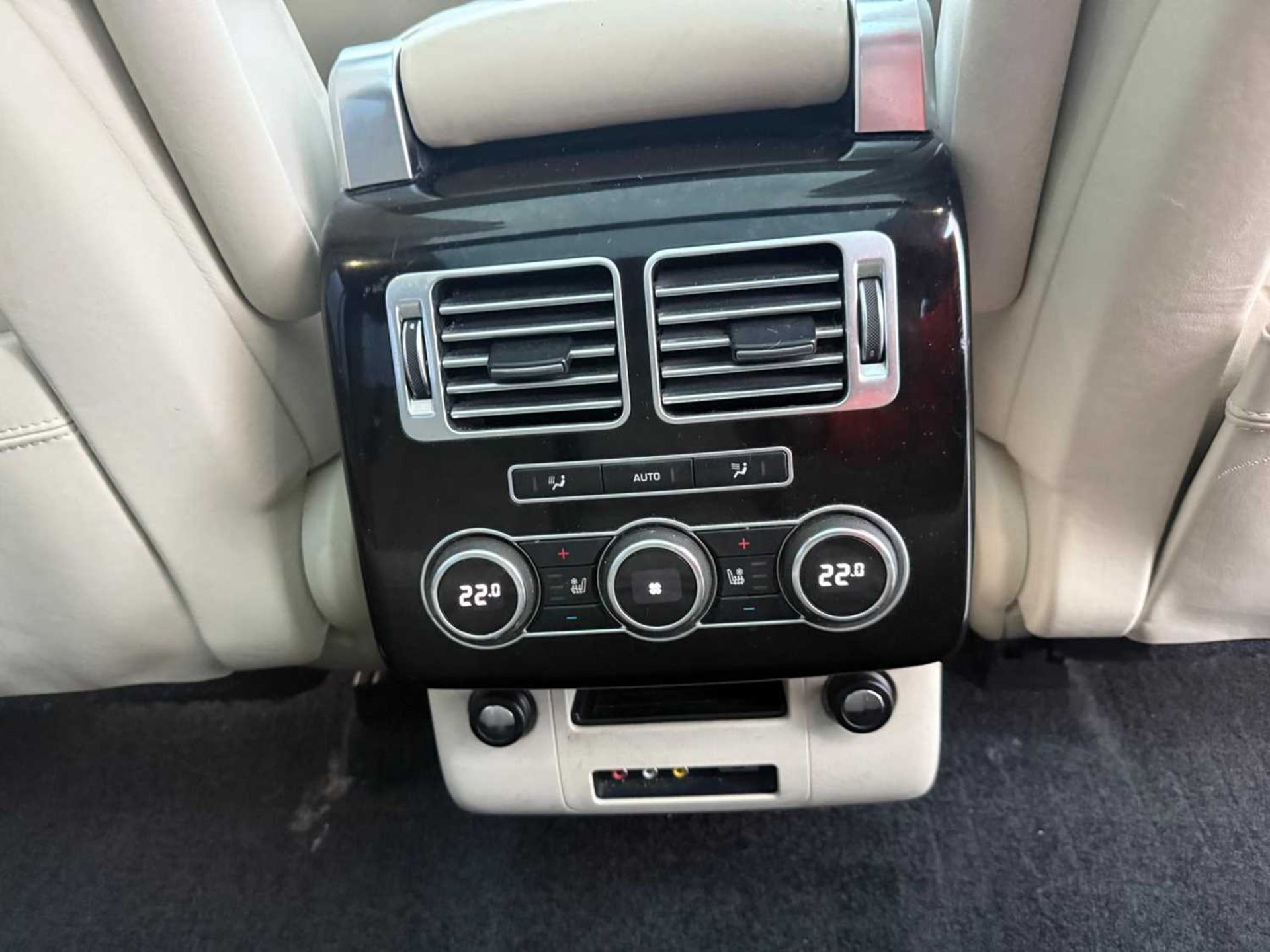 2013 Range Rover Autobiography , Auto-B SDV8, 4.4D Start/ Stop, Climate Control , Sat Nav, Blue toot - Image 27 of 32