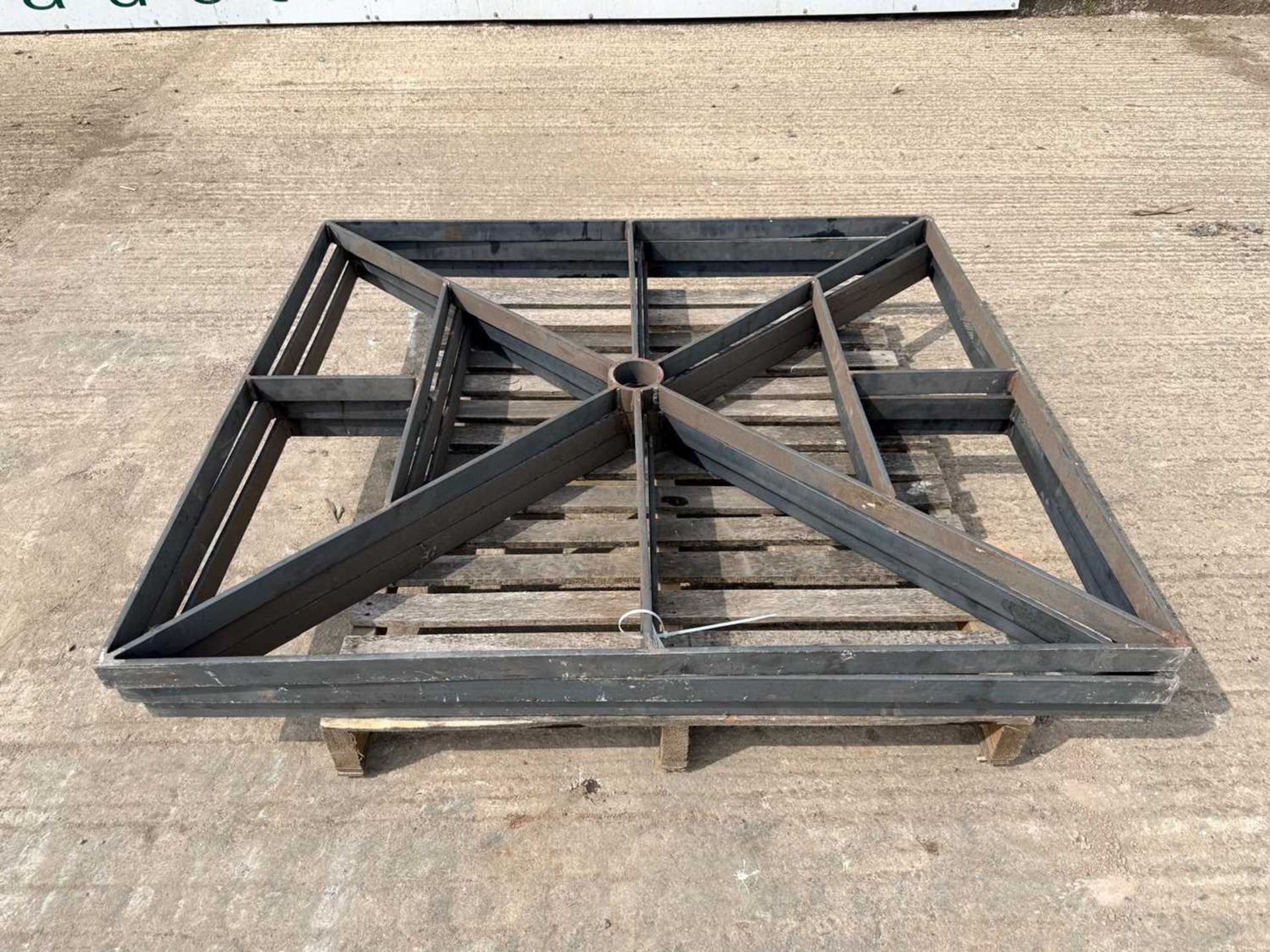 UNRESERVED - Square Metal Gate Panels 1400mm x 1250mm (3 Of) - Image 2 of 4