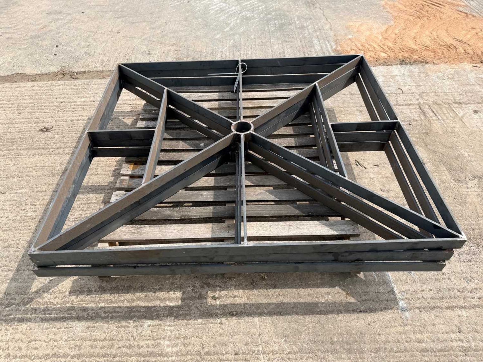 UNRESERVED - Square Metal Gate Panels 1400mm x 1250mm (3 Of) - Image 4 of 4