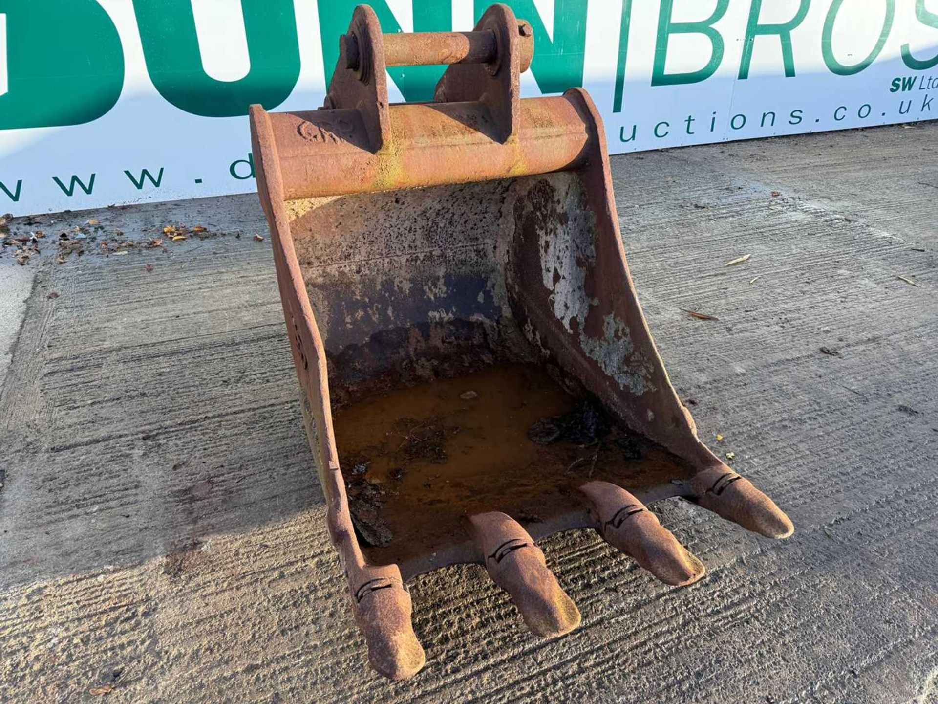 Used 42" Digging Bucket On 80mm Pins To Suit 20 Ton Excavator