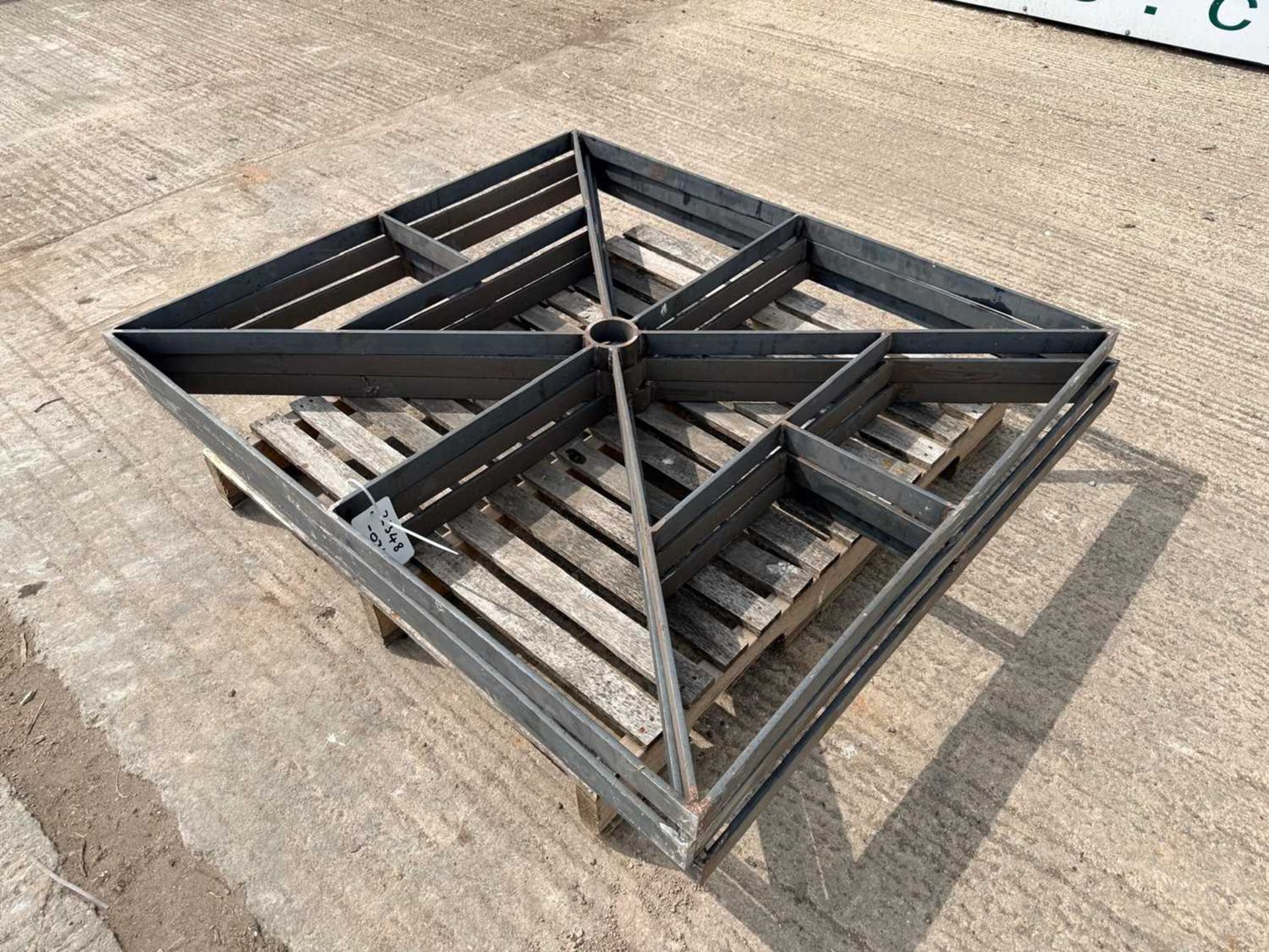 UNRESERVED - Square Metal Gate Panels 1400mm x 1250mm (3 Of) - Image 3 of 4
