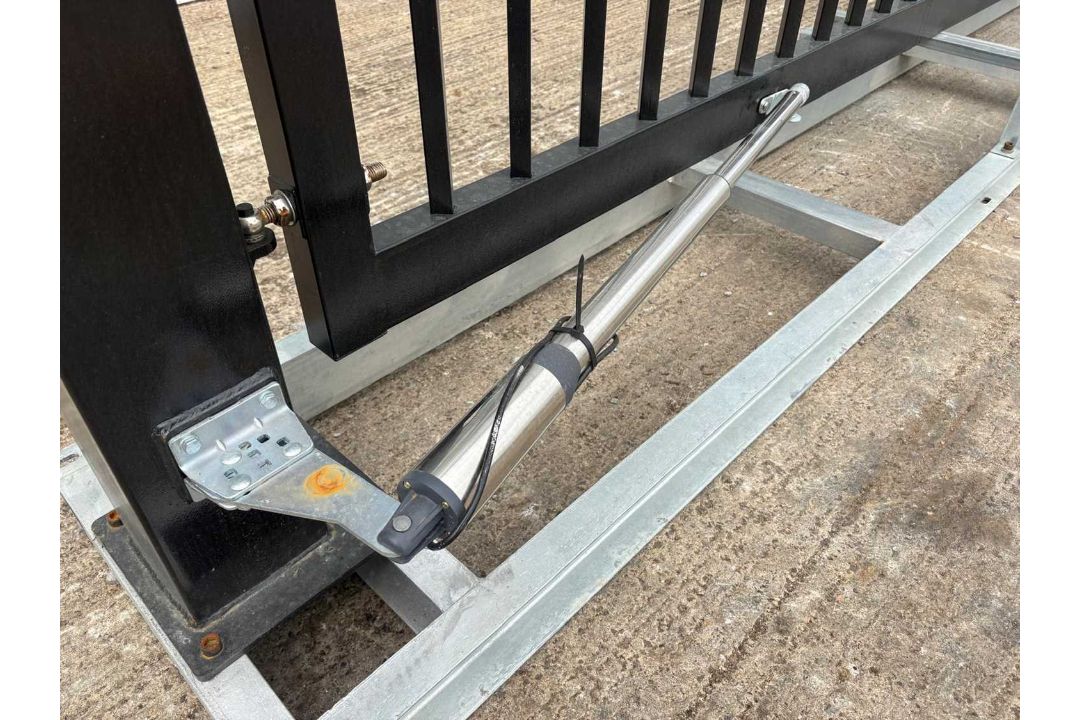 Unused 15.5Ft x 7.6Ft Electrical By Parting Gates With 6" x 6" Post - Image 6 of 9
